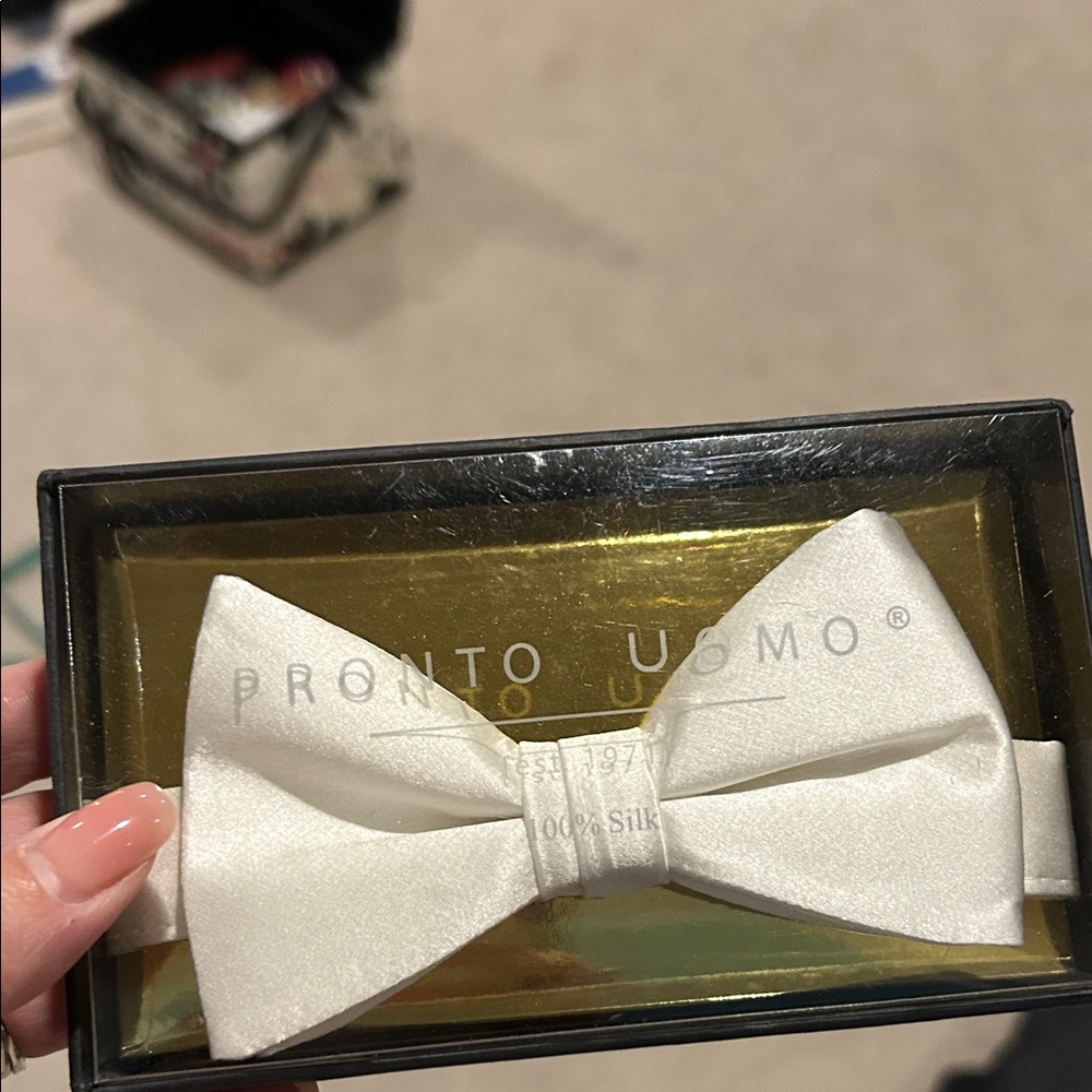 Pronto Uomo Ivory Satin Bow Tie